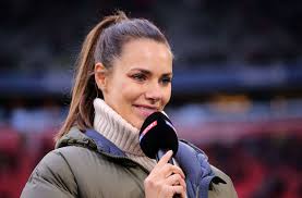 Die heißesten sky moderatorinnen ▻ abonniert uns selbst über neujahr wir bei sky sport news live gesendet und im rahmen der live 360° @ night sendung in's neue jahr. Esther Sedlaczek Kurioser Versprecher Der Sky Moderatorin Amusiert Das Netz Fussball Stuttgarter Zeitung