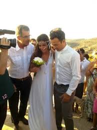 Η έλενα παπαρίζου άλλαξε τα μαλλιά της και αυτό είναι το απόλυτο χτένισμα για τις γιορτές. Gamos Papoytsakh Pilafa H Nyfh 3yrise To Moystaki Ston Gampro Prin Ton Gamo Fwto Gossip Tv Gr