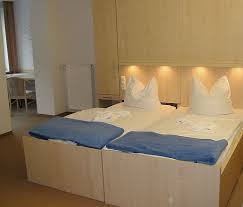 Das Bett Das Aus Dem Schrank Fahrt In 2020 Schrankwand Schrankbett Haus Deko