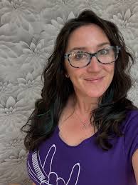 Cosmetologist thanks clients and introduces herself