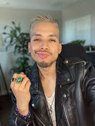 Happy Pride 🌈 Is it time to bring back the blonde look?! 👱🏽