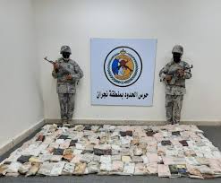 أحبطت دوريات حرس الحدود بقطاع الدائر ببني مالك، على الحدود الجنوبية، تهريب أسلحة وذخائر عبر الحدود السعودية اليمنية، بعدما رصدت أشخاصاً يحاولون اختراق الحدود سيراً على الأقدام، يحملون على ظهورهم أكياساً لا يعرف ما بداخلها، قادمين من. Ø§Ù„Ø³Ø¹ÙˆØ¯ÙŠØ© Ø¥Ø­Ø¨Ø§Ø· ØªÙ‡Ø±ÙŠØ¨ Ø£ÙƒØ«Ø± Ù…Ù† Ù†ØµÙ Ø·Ù† Ø­Ø´ÙŠØ´ ÙÙŠ Ù†Ø¬Ø±Ø§Ù† Ø§Ù„Ø®Ù„ÙŠØ¬ Ø£ÙˆÙ†Ù„Ø§ÙŠÙ†