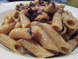 La pasta con radicchio e zucchine è un primo piatto sfizioso e leggero, a base di verdure. Ricetta Penne Al Radicchio Panna E Noci Primi Piatti Veganhome