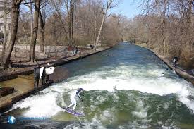 Erreichbar ist die eisbachwelle mit den. Der Eisbach Wellenreiten In Munchen