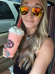 Happy Easter everyone!!🐰💕 Drinks of the day-- Large lemon freeze with  strawberry and pineapple, large lemon freeze with strawberry, pomegranate,  and orange! 100/10!!!!