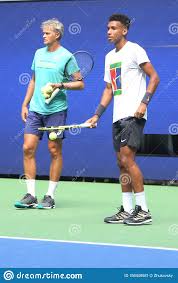 Born august 8, 2000) is a canadian professional tennis player. Profi Tennisspieler Felix Auger Aliassime Aus Kanada Mit Seinem Trainer Guillaume Marx Praxis Fa R 2019 Us Open Redaktionelles Foto Bild Von Eignung Guillaume 156449581