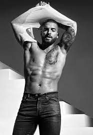 Durch seinen cousin (marcelo santos), der als model arbeitet, begann seine musikalische karriere bereits im kindesalter in seiner heimatstadt medellín, von wo aus er. Bild Des Tages Maluma Von Calvin Klein Ggg At