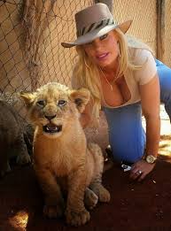 كوكو اوستن تخطف الابصار بصور مثيرة في حديقة الحيوانات مجلة الشبكة Coco Austin Baby Chanel Beautiful Lion