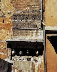 Latergram Vacanzeromane Spectateurs D Un Autre Temps Sur La Facade Du Palazzo Manili Avec Un Fragment De L Inscription De 1468 De Lorenzo Manili Et Des Relie