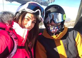 Browse 490 francesca sofia novello stock photos and images available, or start a new search to explore more stock photos and images. Dinginnya Salju Valentino Rossi Tetap Hangat Bareng Pacar Main Ski Semua Halaman Gridoto Com