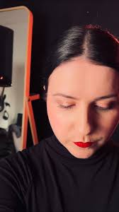 Автор: пані❤️золотко., Доросла дівчинка не плаче -, Червоний шимер на  вустах, , Підбори нюд і лук моднячий,, І сто бісинок у очах..., Доросла  дівчинка не пише, , А викидає із життя... , У відповідь