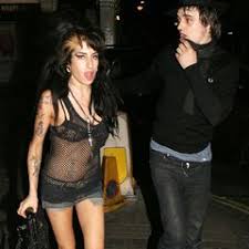 Es war zwar ein vorhersehbarer tod,totzdem schockt er alle fans!! Amy Winehouse So Trauert Ihre Familie Gala De