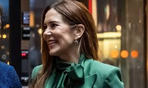 Mary de Dinamarca adelanta es la combinación de moda ideal para las fiestas  de fin de año