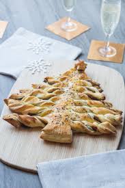 2 rouleaux de pâte feuilletée, 1 pot de pesto, 1 jaune d'œuf. Sapin Feuillete Pour L Apero Recette De Noel