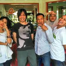 The latest tweets from bens radio fans club (@bensradiofc). Photo Lawas Benyamin Dan Karyawan Bens Radio Wafat 25 Tahun Lalu Benyamin Sueb Multitalenta Masih Melegenda Muncul Di Google Doodle Hari Ini Halaman All Tribun Jabar Benyamin Sueb Bangun Benyamin