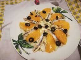 Insalata di finocchi e arance un contorno fresco, perfetto soprattutto durante i pranzi sostanziosi come natale o capodanno perché aiuta a rinfrescare la bocca. Insalata Di Finocchi E Arance Con Acciughe Marinate Un Idea Al Giorno