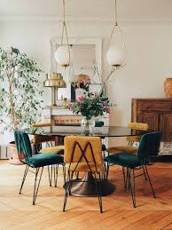 Un Appartement A L Ambiance Boho Et Vintage En 2020 Salle A Manger Vintage Fauteuil Salle A Manger Appartement
