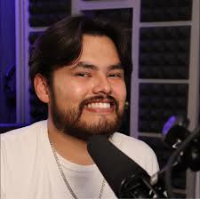 México mágico en la Zaragoza Como si no bastara con los socavones, ahora un  comerciante decidió instalar un puesto de peluches… ¡en el carril de alta!  Esto ocurre en la Calzada Ignacio