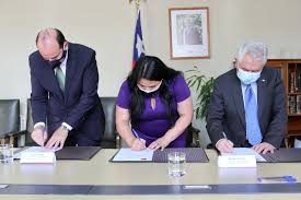 A partir de esta semana, todas las empresas estarán obligadas a contratar un seguro a sus trabajadores por si se contagian de coronavirus. Covid 19 Autoridades De Salud Suscriben Acuerdo Para Extender Seguro A Trabajadores Ministerio De Salud Gobierno De Chile