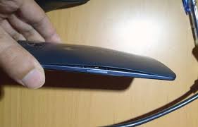Tu t'es deja mis a la place d une personne qui au bout d'un phone doit supporter ça ? Nexus 6 La Batterie Gonfle Et Decolle Le Dos De La Phablette
