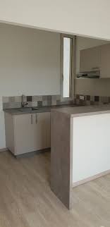 Les Petites Cuisines Ont Aussi Droit A La Finition Menuiserie Md L Alliance Des Tons Bois Et Taupe A Petite Cuisine Cuisine Sur Mesure Cabinet D Architecture