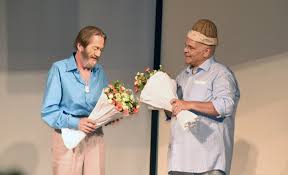 Oyuncu rasim öztekin, kel hasan efendi'nin kavuğunu, oyuncu şevket çoruh'a teslim etti. Rasim Oztekin Kavugu Sevket Coruh A Devretti Kultur Sanat Haberleri