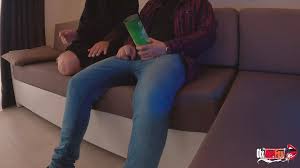 ¡Puse mi polla en una caja de papas fritas y le serví a mi madrastra! ¡SU  reacción fue increíble!