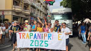 Trapani, piazza piena di colori e diritti: in migliaia al primo Pride -  TP24.it