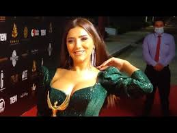 ‫فستان مثير للفنانة مي عمر في مهرجان الفضائيات و تصرف غريب من معجب معها ! -  YouTube‬‎
