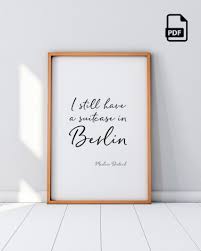 Berlin ist arm aber sexy. Ich Hab Noch Einen Koffer In Berlin Poster Typographie Mit Zitat Von Marlene Dietrich Zum Drucken