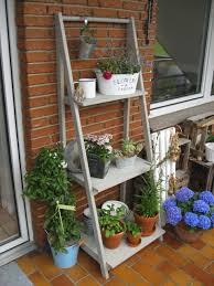 Um Den Platz Auf Dem Balkon Optimal Ausnutzen Zu Konnen Haben Wir Uns Ein Regal Fur Blumen Und Krauter Gebaut Blumenleiter Diy Blumenstander Terrassenpflanzen