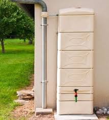 Recuperer L Eau De Pluie Des Astuces De Grand Mere Pour Entretenir Votre Jardin Linternaute Recuperateur Eau De Pluie Cuve Eau De Pluie Amenagement Jardin