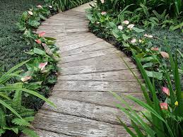Sie wollten schon immer einen weg von der terrasse zum teich anlegen? Gartenweg Aus Holz Anlegen Das Sollten Sie Bedenken