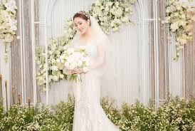 Cô là ca sĩ theo dòng nhạc teen pop của việt nam. So Sanh Ä'á»™ Chá»‹u ChÆ¡i Giá»¯a Ä'am CÆ°á»›i Báº£o Thy Va Anh Trai Ruá»™t