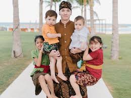Epam, willy tempat lahir : Profil Stefan William Papa Muda Asuh 4 Anak