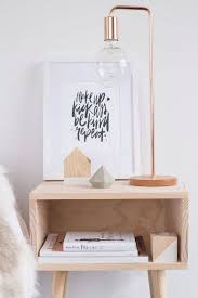La table de chevet dion. 9 Idees Avec Une Table De Chevet Laurie Lumiere