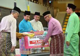 Karya sastra melayu lama pertama yang terbit sekitar tahun 1870 masih dalam bentuk syair, hikayat dan terjemahan novel barat. Bapa Kesusasteraan Melayu Terengganu 3 Beradik Dikhuatiri Lemas Di Terengganu Operasi Mencari Dalam Persiapan Untuk Menghadapi Peperiksaan Spm Ibu Bapa Dan Pelajar Pelajar Kini Semakin Ke Soalan Percubaan Sijil