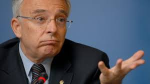 Mugur isarescu, guvernatorul bancii nationale, care se afla in proces cu consiliul national pentru studierea arhivelor securitatii (cnsas), institutie ce a cerut. Mugur IsÄƒrescu La Pielea GoalÄƒ Lpg