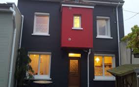 Renovation Thermique Par Habillage De La Face Sud Finition Gamme Design Lisse Rouge Et Clin Lisse Ardoise Maison A Deux Etages Maison Isolation Exterieur