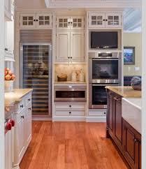 Designed by elena eskandari with greg polen as project manager, this modern kitchen update. Kitchen Idea Glass Doors Tv In The Kitchen White Kitchen Interior Design White Kitchen Interior Interior Design Kitchen