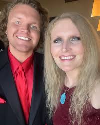 Double show day, and our dogs are BARKIN'! But we got our matchin' outfits!  Watch out Vegas 😎