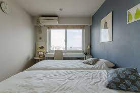 ブルーグレーに塗装した面に お気に入りのポスターを飾るベッドルーム 窓際は妻の仕事用デスク 自宅で 模様替え リビング 内装