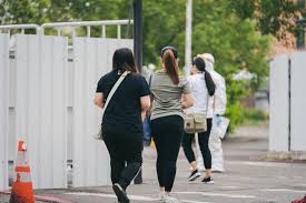 竹科实中位于新竹科学工业园区一期住宅区内，是在园区一期东侧与园区三期交界处 。相对于新竹市区，竹科实中位在新竹车站东南方，直线距离五公里左右，接近新竹市 东区东侧与新竹县 竹东镇交界处 。地形方面，此学校建于西向斜坡上。 Mdlgiy4valuybm