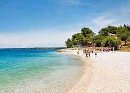 Pantan beach is situated on the delta of the river pantan, near the historical and tourist town of trogir.the beach is about half a kilometer long, one part is sandy while the other is covered with pebbles which makes is suitable for families with children. Kroatien Sandstrande Fur Kinder Hrvaska Net