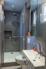 Une Petite Salle D Eau Bien Pensee Amenagement Salle De Bain Plans Petite Salle De Bain Salle De Bains Petit Espace