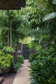Ein Tropischer Garten Im Herzen Von Melbourne Ein Garten Gartenideenmauer Gartenideenpaletten In 2020 Tropical Garden Design Tropical Landscaping Tropical Backyard