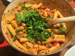 Enkelt, sunt, mettende og godt; Kramig Pasta Med Soltorkade Tomater Rosmarin Champinjoner Och Fetaost Javligt Gott Vegetarisk Mat Och Vegetariska Recept For Alla Lagad Enkelt Och Javligt Gott