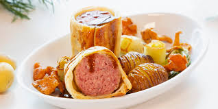 Il cotechino in crosta è un secondo piatto davvero sfizioso e originale per presentare il cotechino con le lenticchie durante il cenone di san silvestro. Cotechino In Crosta