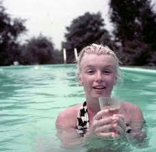 Marilyn Pool Sitting Photo By Milton Greene 1955 Rare Marilyn Monroe Marilyn Monroe Photos Norma Jean