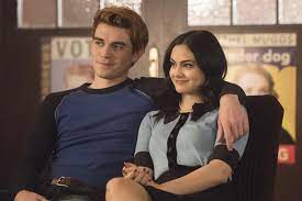 Актёры сериала «ривердейл» при участии lili reinhart, camila mendes и kj apa — безумный мир. Riverdale Bild Camila Mendes K J Apa 228 Von 431 Filmstarts De